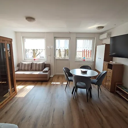 Honey Bee With Sauna קובאריד