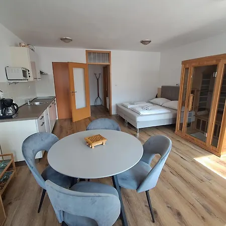Honey Bee With Sauna Apartman