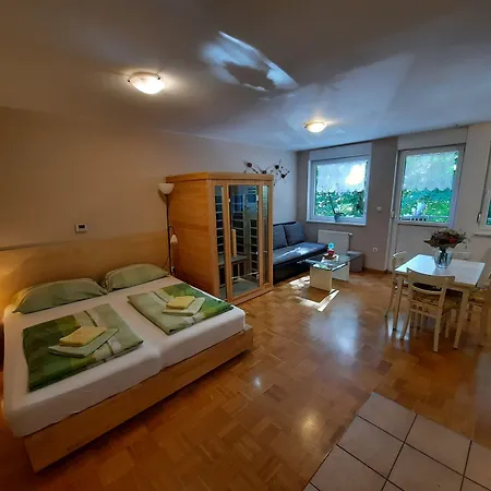 Honey Bee With Sauna * קובאריד