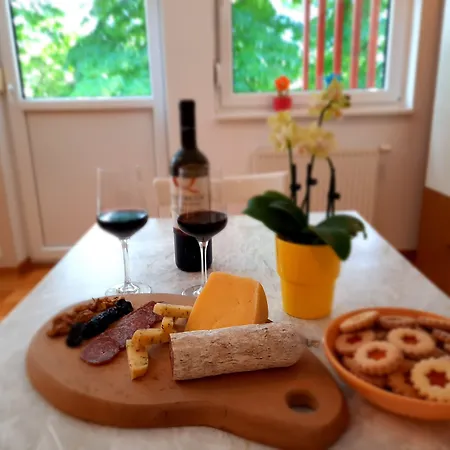 Honey Bee With Sauna דירה קובאריד