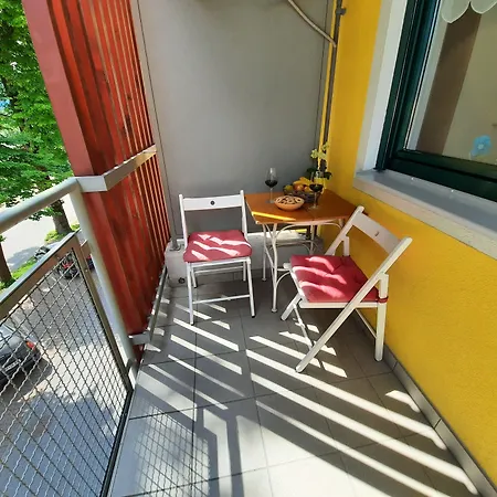 Honey Bee With Sauna דירה