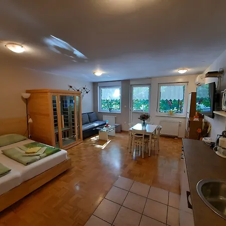 Honey Bee With Sauna קובאריד