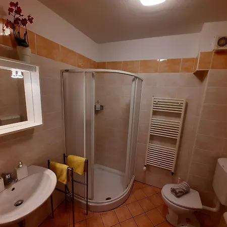 דירה Honey Bee With Sauna קובאריד