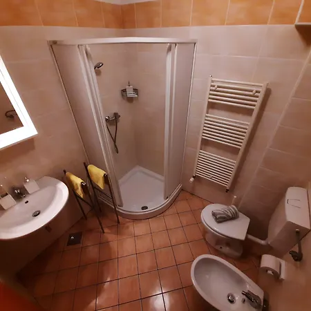 Honey Bee With Sauna Apartman